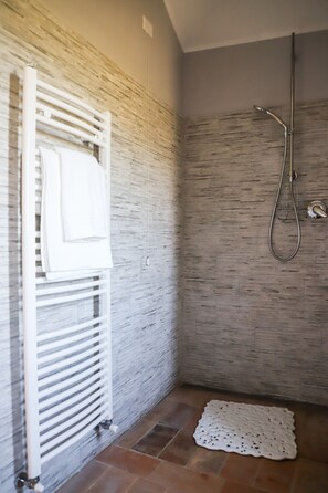 Dusche, Haartrockner, Bidet, Handtücher