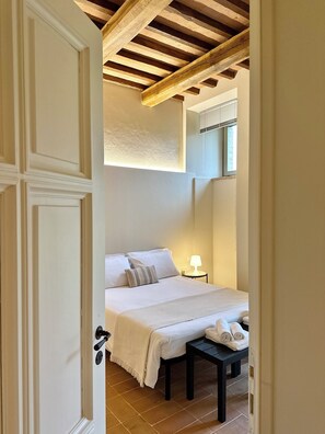 4 slaapkamers, een strijkplank/strijkijzer, reisbedje, gratis wifi