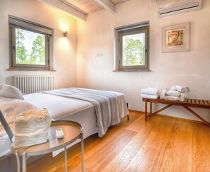 5 chambres, fer et planche à repasser, lit de bébé portatif