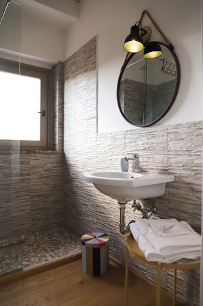 Een douche, een haardroger, een bidet, handdoeken