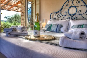 4 bedrooms, iron/ironing board, travel crib, free WiFi - Exclusive farmhouse with heated swimming pool (Marsciano)