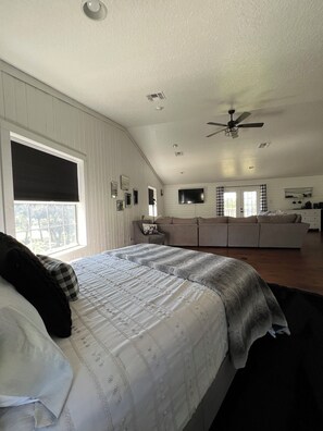 1 soverom, skrivebord, wi-fi (inkludert) og sengetøy