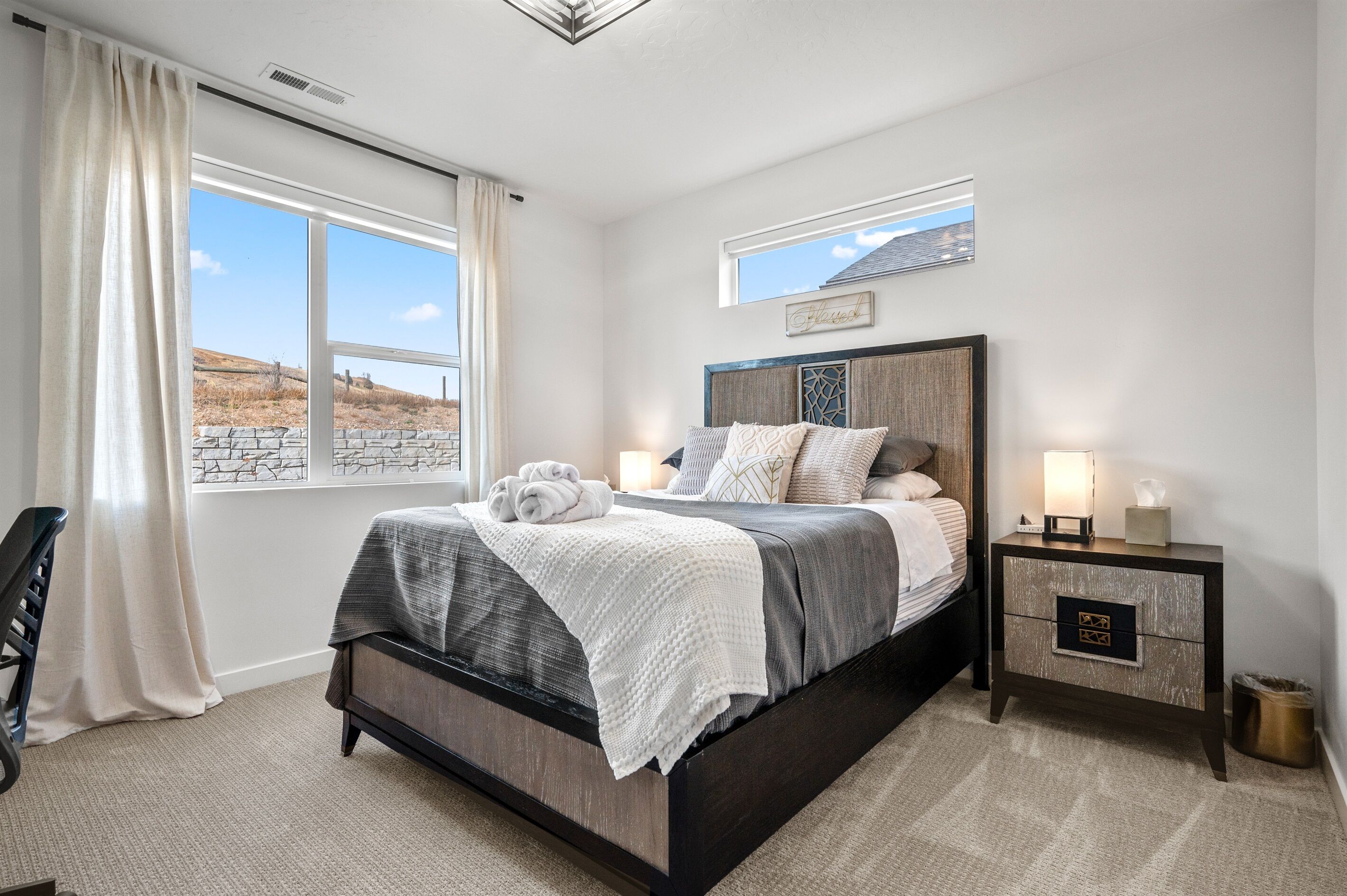 2 habitaciones, escritorio y tabla de planchar con plancha 