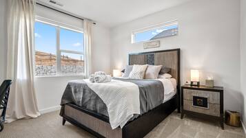 2 habitaciones, escritorio y tabla de planchar con plancha