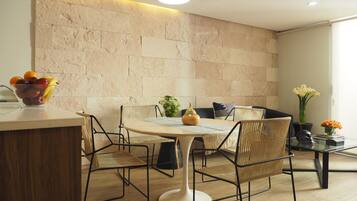 Departamento exclusivo, balcón, vista al jardín | Comedor