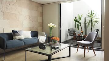 Departamento exclusivo, balcón, vista al jardín | Área de sala de estar | Smart TV de 42 pulgadas con canales digitales