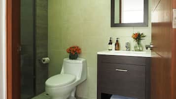 Departamento exclusivo, balcón, vista al jardín | Baño