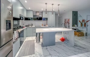 Kylskåp, ugn, spishäll och diskmaskin