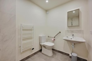 Douche, sèche-cheveux, serviettes fournies, savon