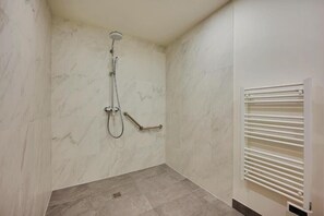 シャワー、ヘアドライヤー、タオル、石鹸