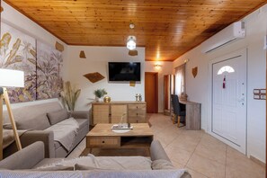 Smart TV, books - Private Pool, Sunny Location, South Rethimno, Ideal for Adults (Saktouria)