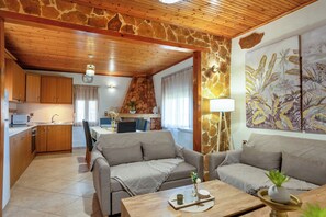 Smart TV, books - Private Pool, Sunny Location, South Rethimno, Ideal for Adults (Saktouria)