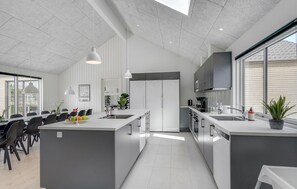 Kjøleskap, kokeplater, oppvaskmaskin og kaffetrakter/tekoker