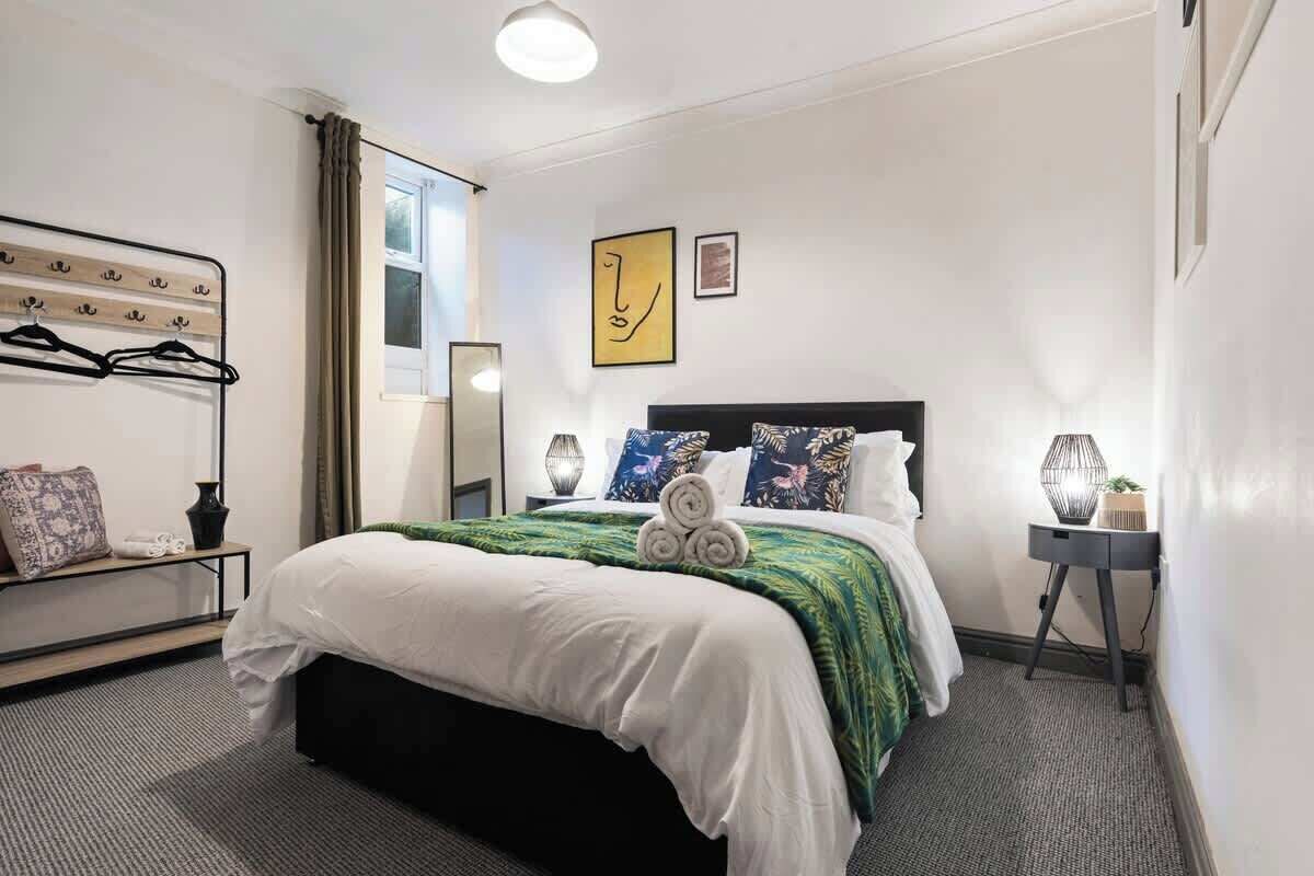 2 habitaciones, tabla de planchar con plancha, wifi y ropa de cama 