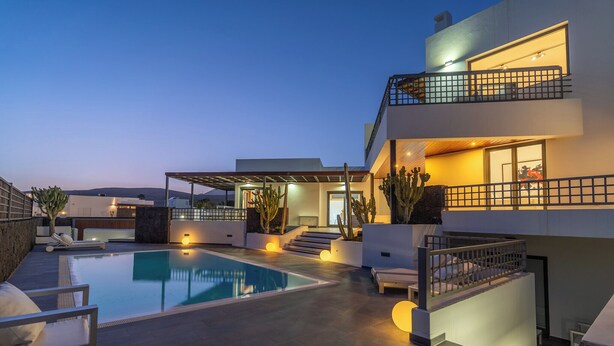 A modern house with a swimming pool, outdoor seating, and a well-lit balcony. - BLASCO by Buenavilla | luxury and comfort in an unrivalled setting (Puerto Calero)