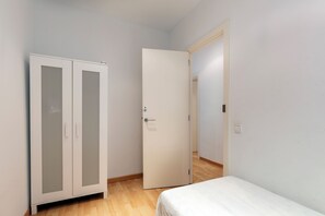 2 bedrooms, iron/ironing board, WiFi, bed sheets - Centrally located apartment (Barcelona)