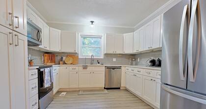 Spacious 4 Bedroom House Close to Downtown