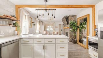 Een koelkast, een magnetron, een oven, een kookplaat