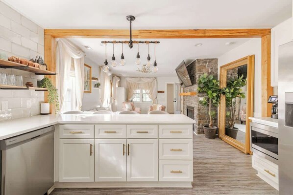 冷蔵庫、電子レンジ、オーブン、コンロ