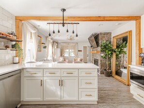 Geladeira, micro-ondas, fogão, cooktop