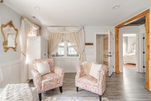 A room with two patterned armchairs, a white bench, and a window with curtains. - 25% Off & 1n stay this Week: Pool + Sauna + HotTub (Charlotte)