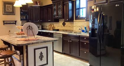 Charming 2-bedroom building in Hobbs with WiFi and AC