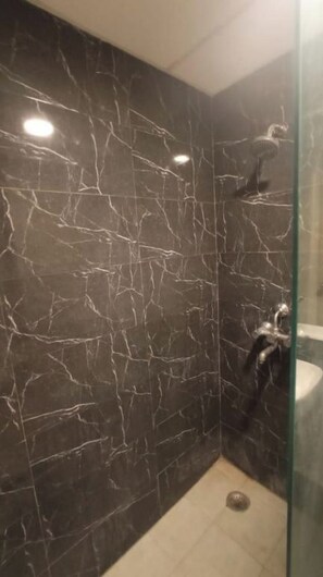 Douche, sèche-cheveux, serviettes fournies, savon
