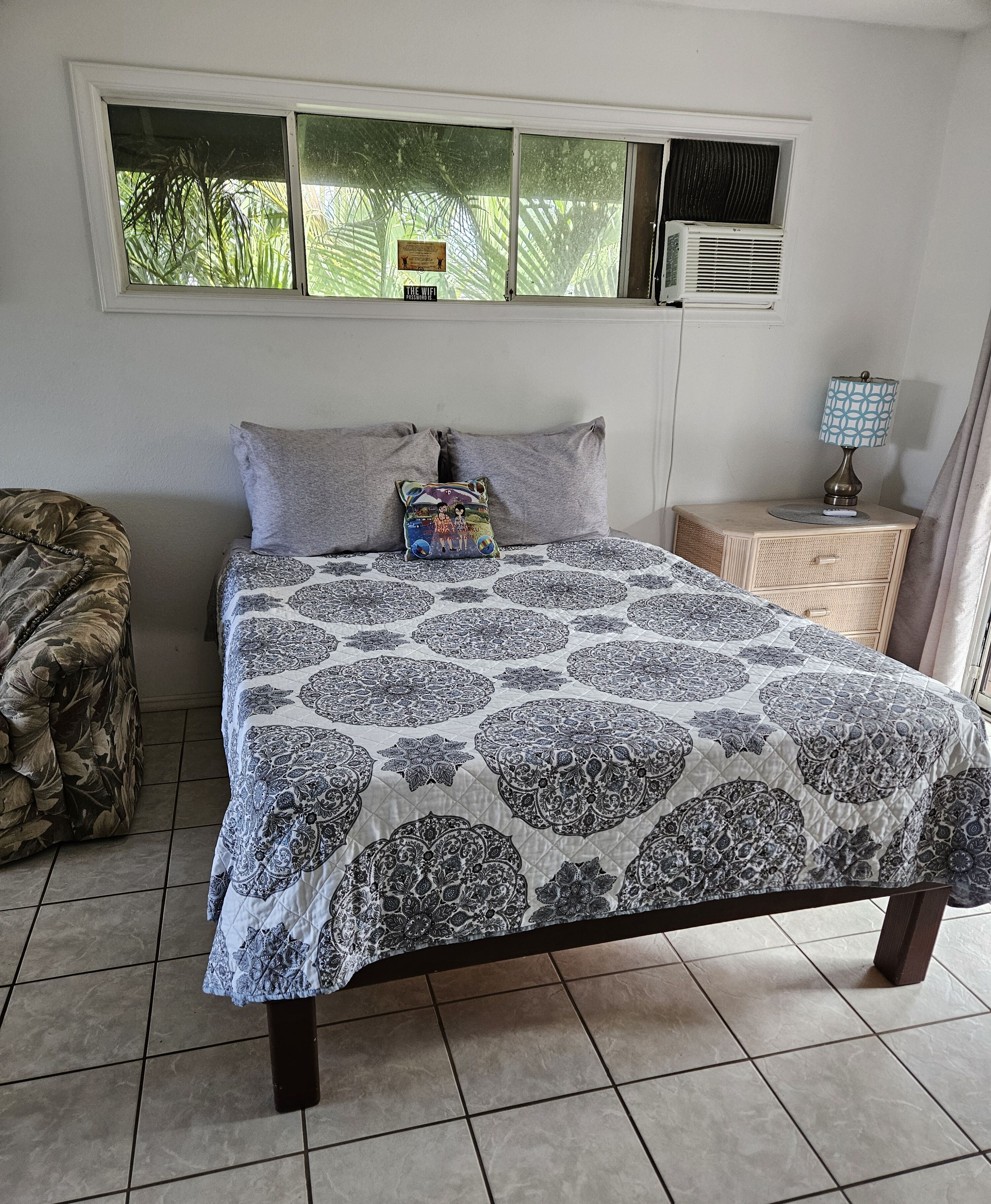 Fer et planche à repasser, accès Internet, draps fournis