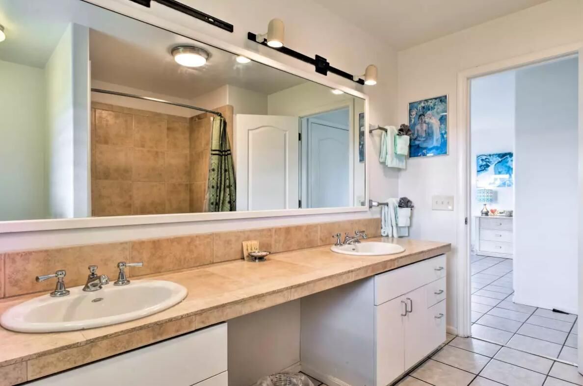 Sèche-cheveux, serviettes fournies