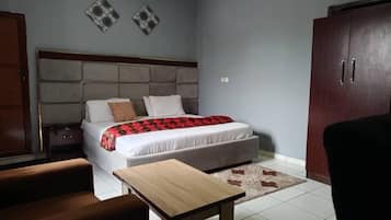 Quarto casal clássico, vista para a piscina | Escrivaninha, espaço de trabalho para notebook, Wi-Fi de cortesia