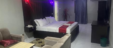 Deluxe Double Room | Meja, ruang kerja komputer riba, Wi-fi percuma