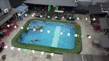 Bar junto a la piscina