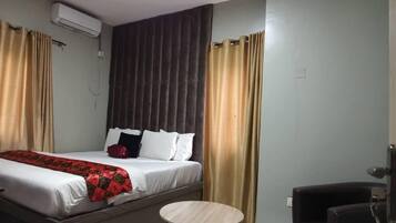 Escritorio, espacio para trabajar con laptop y wifi gratis