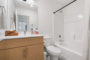 Haartrockner, Handtücher, Seife, Toilettenpapier