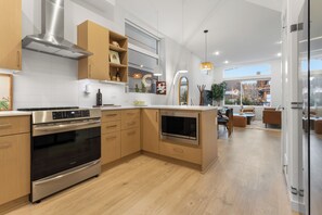 Private kitchen - Luxe Central Home with Views & Rooftop (Seattle)