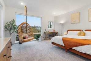 3 bedrooms, desk, iron/ironing board, WiFi - Luxe Central Home with Views & Rooftop (Seattle)