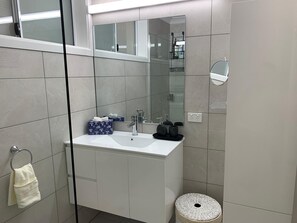 Douche, sèche-cheveux, serviettes fournies, savon