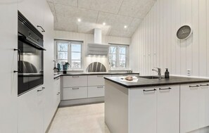 Kühlschrank, Geschirrspüler, Wasserkocher mit Kaffee-/Teezubehör