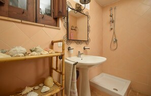 Shower - Nice home in Montauro with WiFi (Montauro)