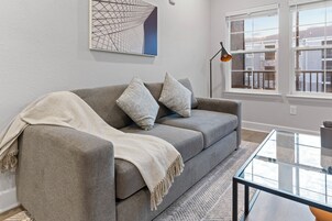 公寓, 2 间卧室 (QueenBed) | 起居区 | 电视