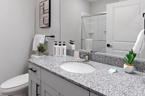 Apartment, 1 Bedroom | Bathroom | Free toiletries, hair dryer, towels, soap