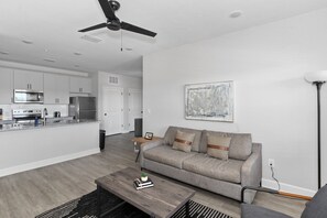 Apartament, 1 dormitori | Sala d'estar | Televisor
