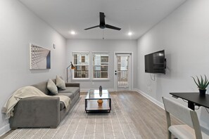 Leilighet, 2 soverom (QueenBed) | Oppholdsområde | TV