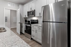 Full-sized fridge, microwave, oven, stovetop