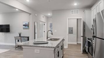 Departamento, 2 habitaciones (QueenBed) | Cocina privada | Refrigerador con congelador, microondas, horno y parrilla de estufa