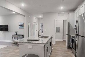 Appartement, 2 slaapkamers (QueenBed) | Privékeuken | Een koelkast met diepvriezer, een microgolfoven, een oven, een kookplaat