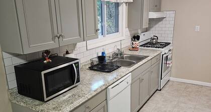 Glen Burnie Hideaway - Pet friendly with easy access to multiple attractions.