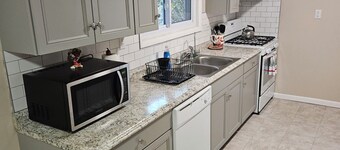 Glen Burnie Hideaway - Pet friendly with easy access to multiple attractions.