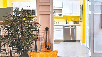 TV connectée, cheminée, livres