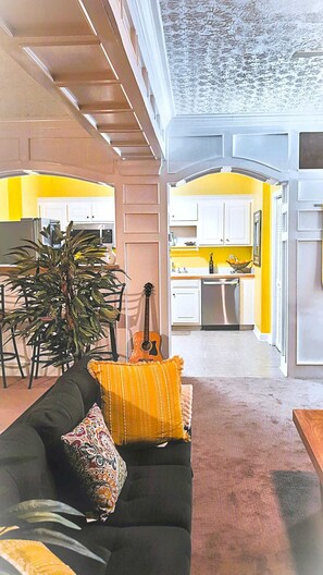 スマートテレビ、暖炉、書庫